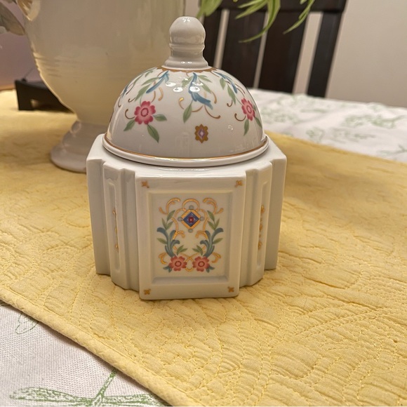 Vintage Collection Porcelain Jar NWT - Picture 2 of 6
